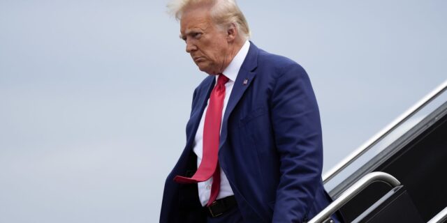 Τραμπ: Επέστρεψε στο Twitter μετά από 2,5 χρόνια – Η ανάρτηση για τη σύλληψή του