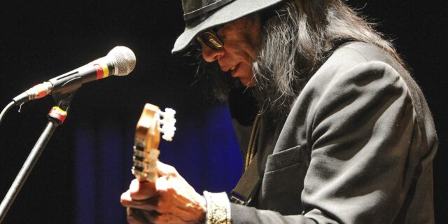 Sixto Rodriguez: Πέθανε ο τραγουδιστής του “Sugar Man” – Η απίστευτη ιστορία του