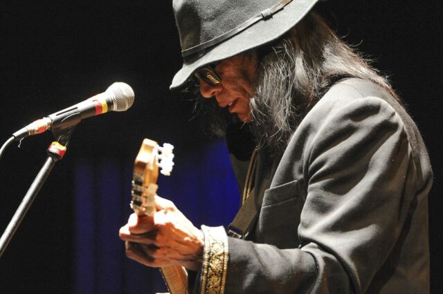 Sixto Rodriguez: Πέθανε ο τραγουδιστής του “Sugar Man” – Η απίστευτη ιστορία του