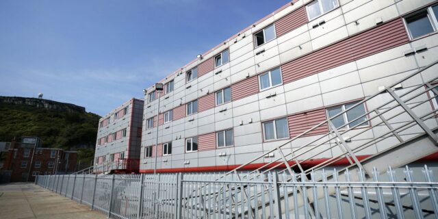 Βρετανία: Έβαλαν μετανάστες σε πλωτά “κέντρα μεταναστών” και προσβλήθηκαν από Legionella