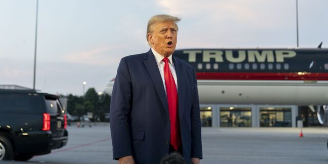 Τραμπ: Δηλώνει αθώος και στις κατηγορίες περί απόπειρας ανατροπής του εκλογικού αποτελέσματος στην Τζόρτζια