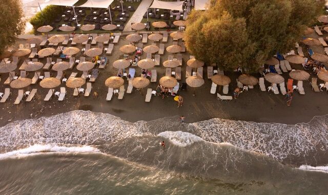 Χαλκιδική: Καταγγελία μητέρας για beach bar – Της απαγόρευσαν να ταΐσει το παιδί της