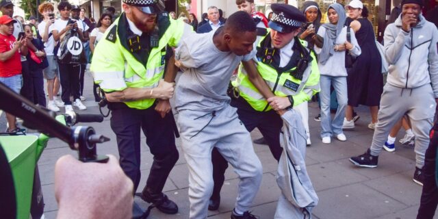 Βρετανία: Μπάχαλα και ξύλο στο Λονδίνο μετά από κάλεσμα στο TikTok για λεηλασίες