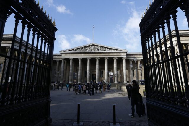 Βρετανικό Μουσείο: Επιμελητής για τις ελληνικές συλλογές ο εργαζόμενος που απολύθηκε – Πωλούνταν αρχαία μέσω ebay
