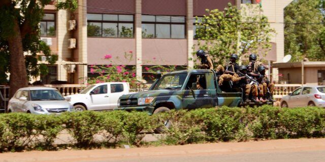 Μπουρκίνα Φάσο: 5 αστυνομικοί και 40 “τρομοκράτες” σκοτώθηκαν σε μάχη