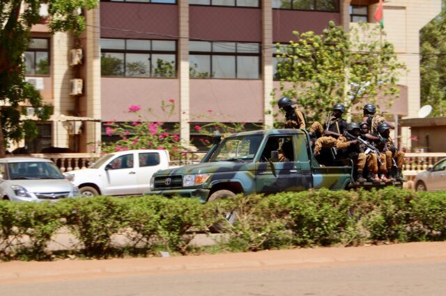 Μπουρκίνα Φάσο: 5 αστυνομικοί και 40 “τρομοκράτες” σκοτώθηκαν σε μάχη