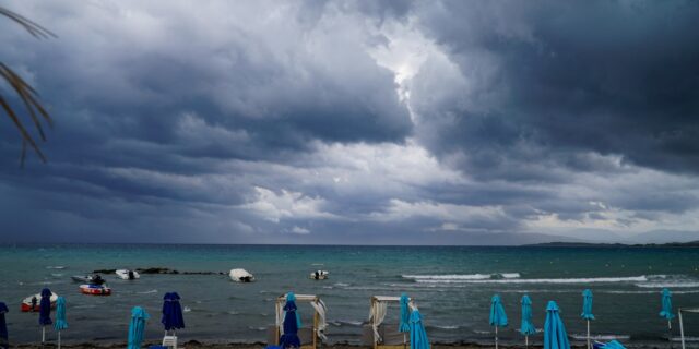 Κακοκαιρία “Petar”: Έντονα καιρικά φαινόμενα στην Κέρκυρα – Απεγκλωβίστηκαν 10 τουρίστες από παραλία