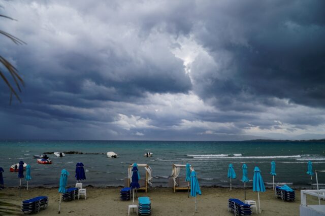Κακοκαιρία “Petar”: Έντονα καιρικά φαινόμενα στην Κέρκυρα – Απεγκλωβίστηκαν 10 τουρίστες από παραλία