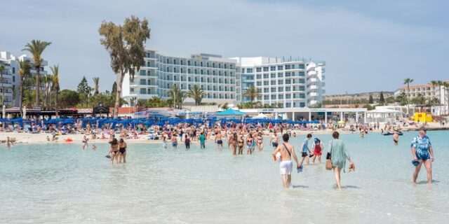 Ήλιος, θάλασσα και αποφυγή κυρώσεων: Οι έξι χώρες όπου περνούν τις διακοπές τους οι Ρώσοι