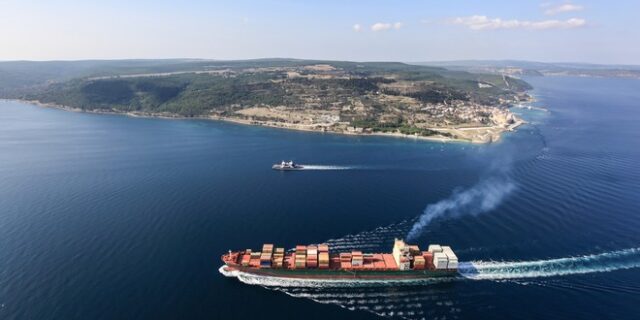 Τουρκία: Ανεστάλη η θαλάσσια κυκλοφορία στα Στενά των Δαρδανελίων λόγω φωτιάς