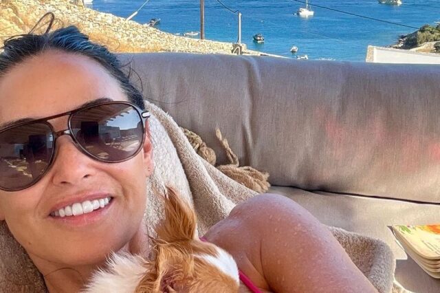 Η Demi Moore κάνει διακοπές στην Ελλάδα και πιστεύει ότι βρίσκεται στον “Παράδεισο”