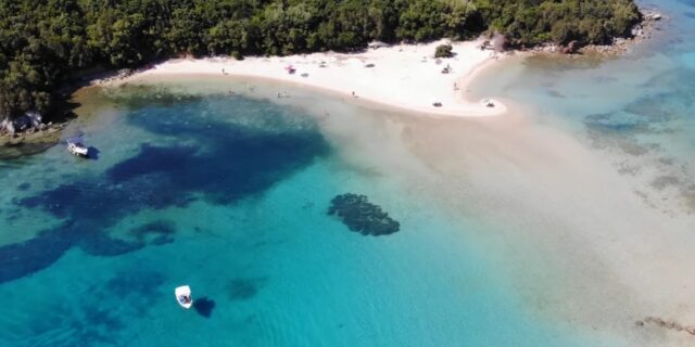 Η εξωτική παραλία με το περίεργο όνομα και το νησάκι που πας με τα πόδια