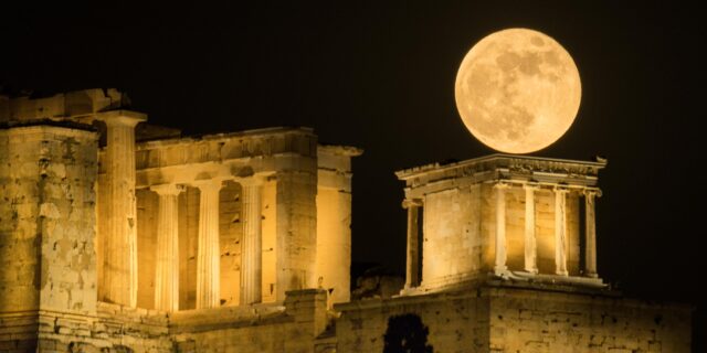 Κλειστή η Ακρόπολη στην εντυπωσιακή μπλε υπερπανσέληνο