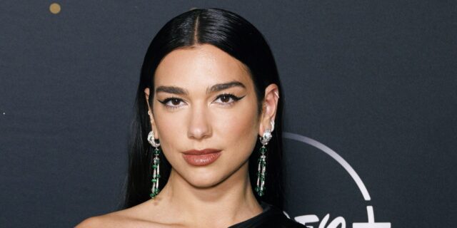 Dua Lipa: Αγνώριστη, με βαθύ ντεκολτέ, μαύρη περούκα και σέξι βλέμμα