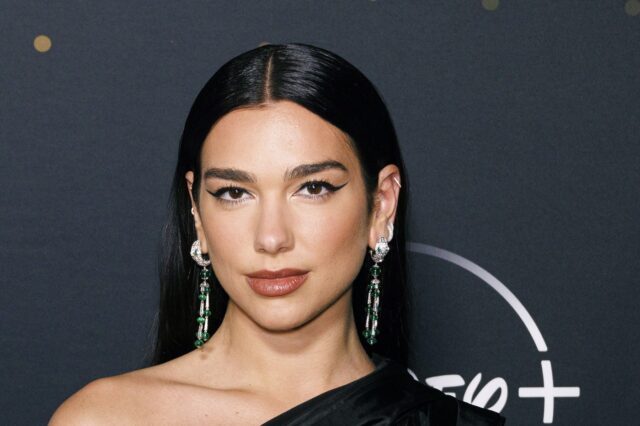Dua Lipa: Αγνώριστη, με βαθύ ντεκολτέ, μαύρη περούκα και σέξι βλέμμα