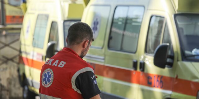 Θεσσαλονίκη: Αυτοκίνητο παρέσυρε διασώστη του ΕΚΑΒ που επιχειρούσε σε τροχαίο