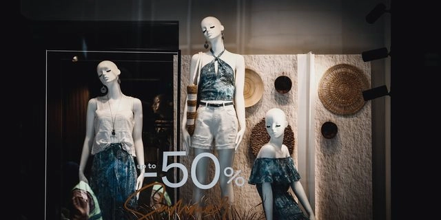 Θερινές εκπτώσεις 2025: Πότε αρχίζουν, ποια Κυριακή θα είναι ανοιχτά τα καταστήματα