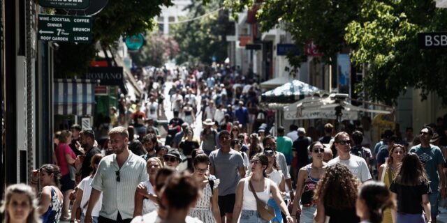 Θερινές Εκπτώσεις: Η σκιά της ακρίβειας “φρέναρε” τα ψώνια
