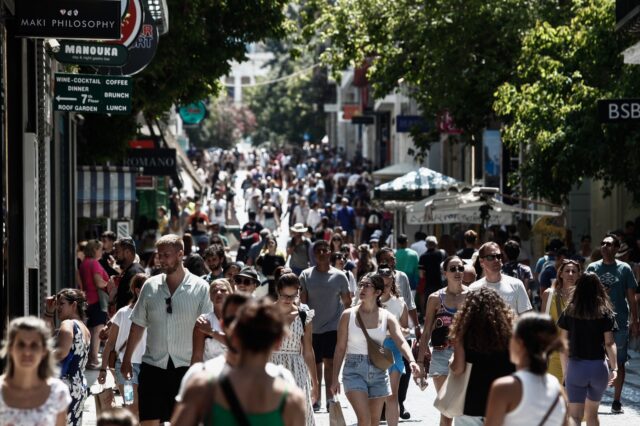 Θερινές Εκπτώσεις: Η σκιά της ακρίβειας “φρέναρε” τα ψώνια