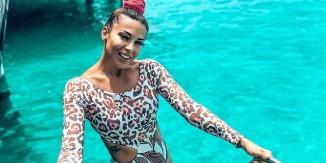 Ελένη Χατζίδου: Topless σε μπανιέρα με ροδοπέταλα – Το ονειρικό καρέ από τις Μαλδίβες