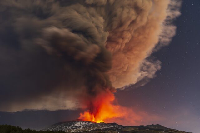 Ιταλία: Εξερράγη το ηφαίστειο της Αίτνας – Εντυπωσιακές εικόνες