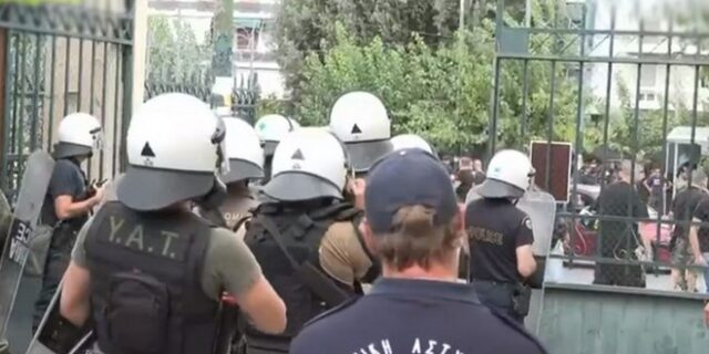 Νέα Φιλαδέλφεια: Μικροένταση έξω από την Ευελπίδων μεταξύ αστυνομίας και οπαδών της ΑΕΚ