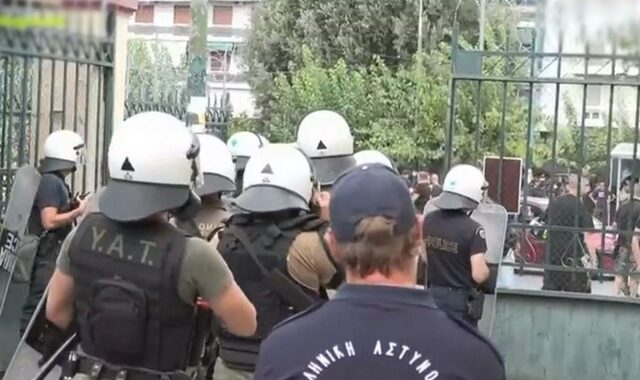 Νέα Φιλαδέλφεια: Μικροένταση έξω από την Ευελπίδων μεταξύ αστυνομίας και οπαδών της ΑΕΚ