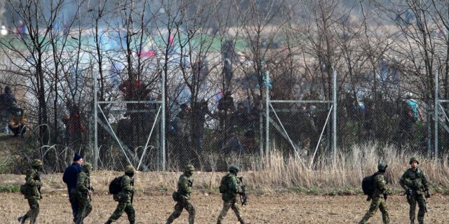 Νέο χτύπημα της ΕΛ.ΑΣ. στην τουρκική Μαφία – Συνελήφθησαν 13 Τούρκοι στα σύνορα με 147 πιστόλια