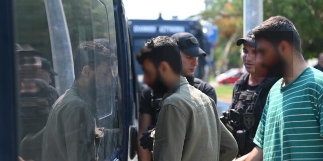 Αλεξανδρούπολη: Αθώοι για τις κατηγορίες εμπρησμού οι 13 μετανάστες – θύματα των “αυτόκλητων σερίφηδων”