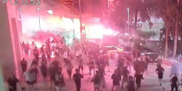 Νέα Φιλαδέλφεια: Η στιγμή που ο Μιχάλης Κατσούρης δέχεται επίθεση με ρόπαλο