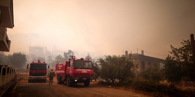 Φωτιές σε Ασπρόπυργο και Φυλή: Ποιοι δρόμοι είναι κλειστοί – Διακοπή κυκλοφορίας στην Αττική Οδό
