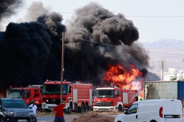 Ασπρόπυργος: Φωτιά σε μάντρα οχημάτων – Καίγονται φορτηγά