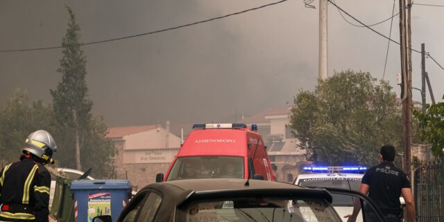 Φωτιά στην Πάρνηθα: Πού έχει διακοπεί η κυκλοφορία των οχημάτων