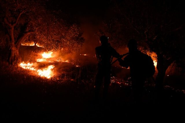 Φωτιές: Κι άλλη δύσκολη νύχτα στον Έβρο – Μάχη στην Άνδρο, βελτίωση στην Πάρνηθα