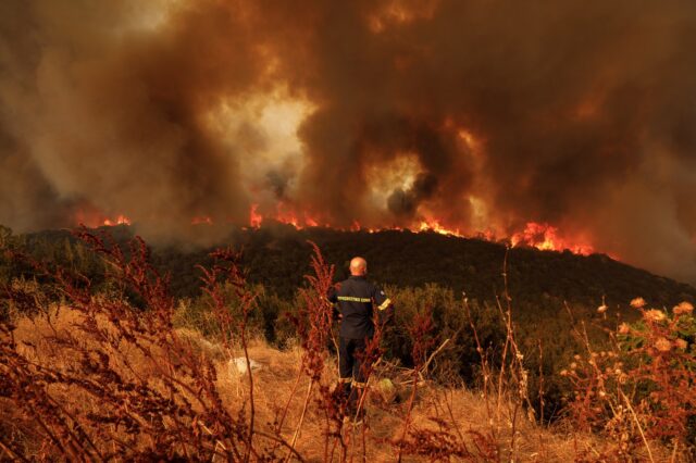 Φωτιές στον Έβρο: Δύσκολες ώρες στα δύο μέτωπα – Κίνδυνος για το απολιθωμένο δάσος της Λευκίμμης