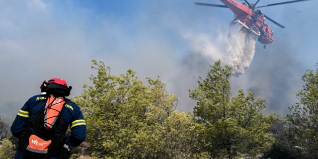 Φωτιά στην Αμοργό – Κινητοποιήθηκαν και εναέρια μέσα