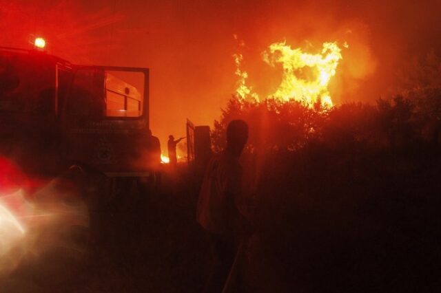 Πύρινη κόλαση για 13η μέρα στον Έβρο – Πλησιάζει την πόλη η φωτιά, λέει ο δήμαρχος Σουφλίου