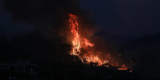Φωτιά στη Ζάκυνθο – Καλύτερη εικόνα παρουσιάζει το μέτωπο στις Μαριές