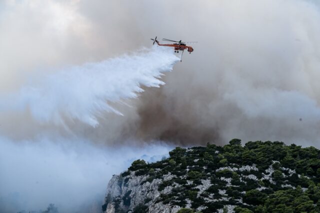 Πάρνηθα: Στον Εθνικό Δρυμό η φωτιά, συνεχείς ρίψεις από αέρος – Νέες κυκλοφοριακές ρυθμίσεις