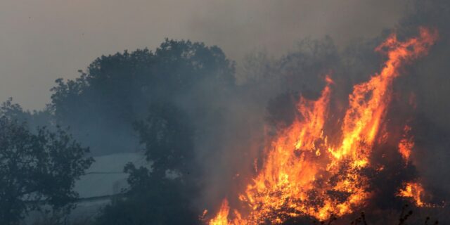 Φωτιές: Ακραίος κίνδυνος σε πολλές περιοχές την Τρίτη, “συναγερμός” για το μεγαλύτερο μέρος της χώρας