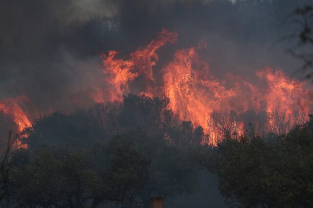 Φωτιά στα Θέρμα Σαμοθράκης – Μήνυμα 112 για εκκένωση της περιοχής Κορφούδι
