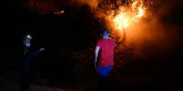 Φωτιές: Μάχη με τις αναζωπυρώσεις σε Πάρνηθα, Έβρο, Ροδόπη και Βοιωτία