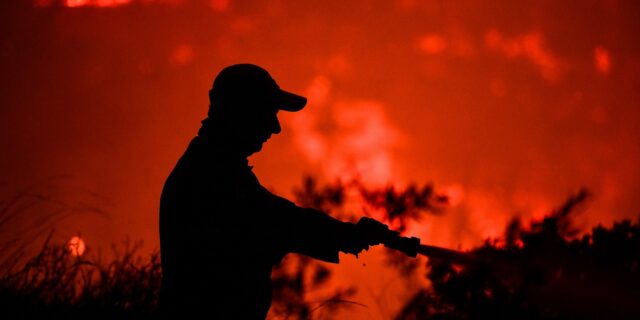 Mεγάλη φωτιά στο Λασίθι: “Θα περάσουμε δύσκολη βραδιά, θα είμαστε σε επιφυλακή”, λέει ο δήμαρχος Ιεράπετρας