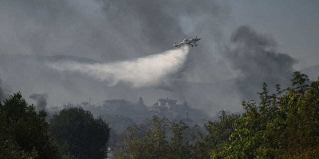 Μάχη με τα πύρινα μέτωπα σε όλη τη χώρα – Ένας νεκρός, τραυματισμοί, καμένα σπίτια και εκκενώσεις