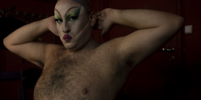 “Το πρωί Ψυχίατρος, το βράδυ Drag Queen”