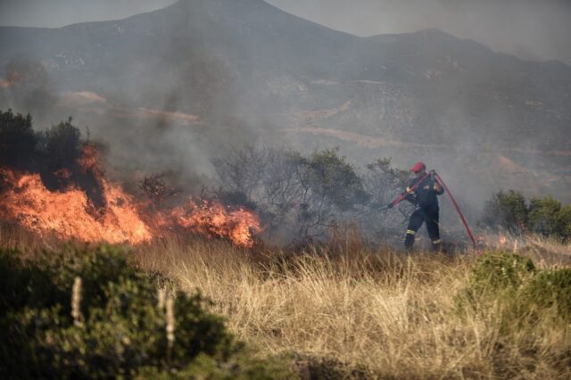 Μαίνεται για τρίτη ημέρα η φωτιά στα Πιέρια Όρη – Κατευθύνεται προς Κοζάνη