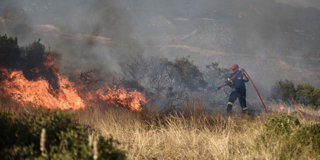Φωτιά στις Ερυθρές Αττικής – Εκκενώθηκαν παιδικές κατασκηνώσεις στα Βίλια