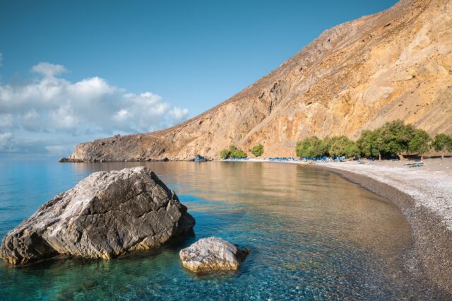 Κρήτη: Εκκένωση της παραλίας Γλυκά Νερά υπό τον φόβο κατολίσθησης