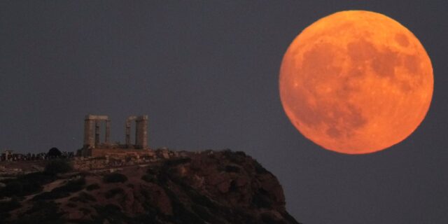Πανσέληνος Αυγούστου 2023: Μαγευτικές εικόνες από το “μπλε φεγγάρι”