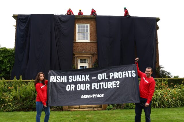 Η Greenpeace τα “βάζει” με τον Σούνακ για τις πετρελαϊκές